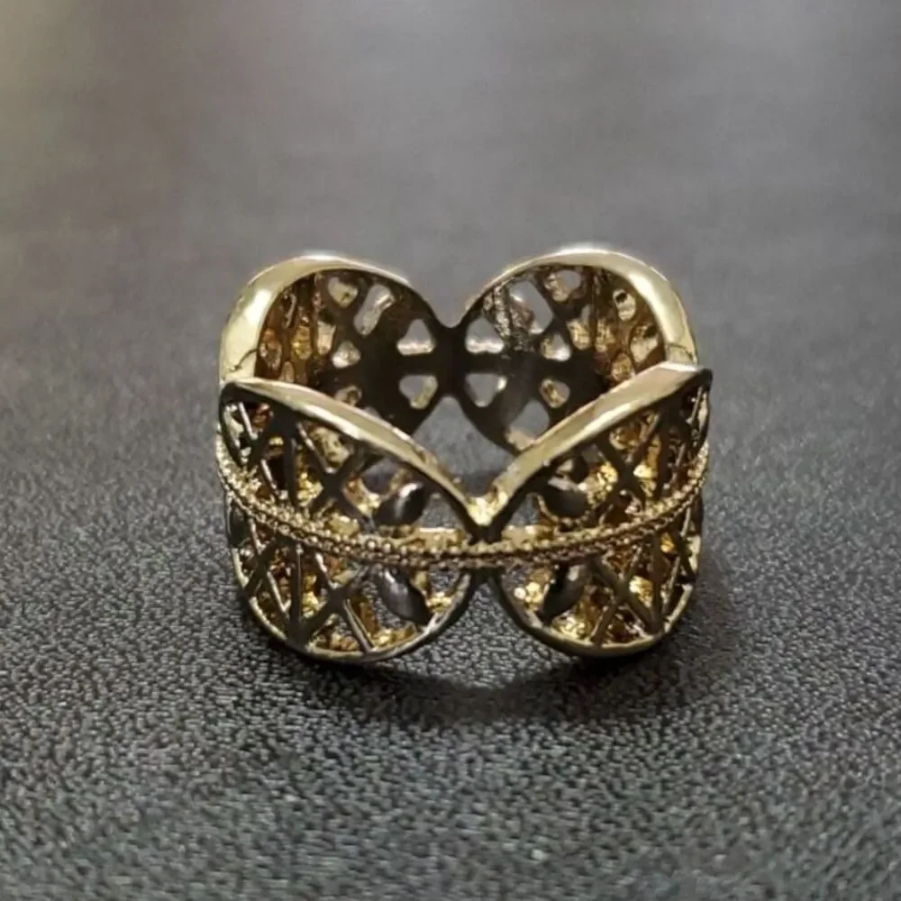 Gold tone ring with oval design size 7.25